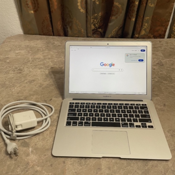 Apple MacBook Air A1466 13 inch 2015 256GB 8GB RAM 1.6 GHz Intel Core i5 - Picture 1 of 3